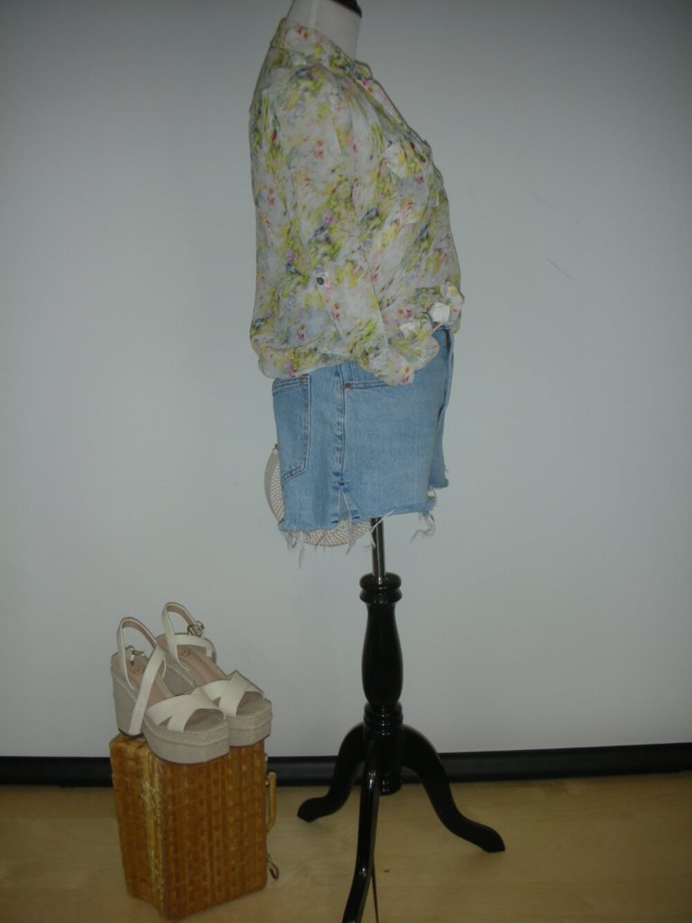 Abercrombie Mom‎ Short High Rise Distressed Denim Shorts Size 26 - Picture 3 of 7